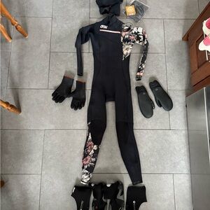 ONeill Women's Black Floral Wetsuit